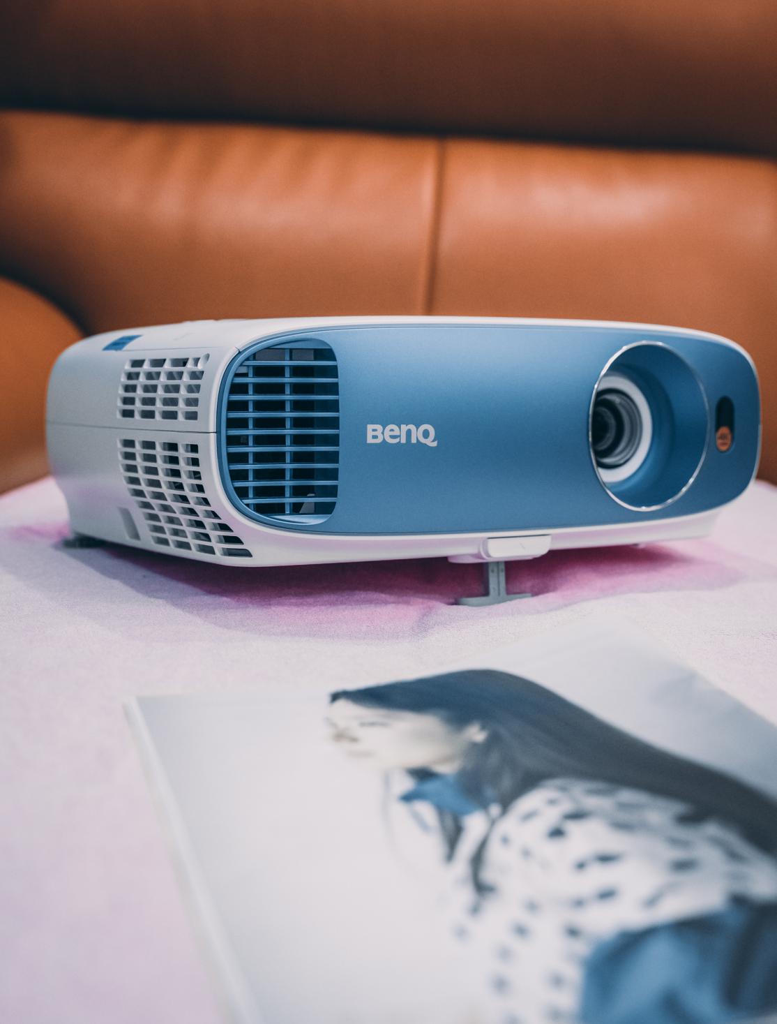 把imax影院"安"在家里客厅,明基tk800m家用4k投影机