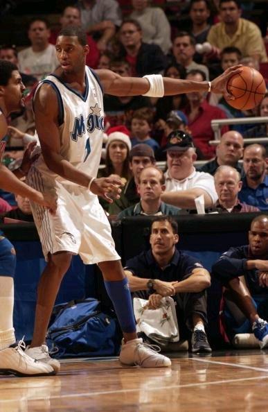 无论是魔术麦迪还是火箭麦迪,那直臂单手拿球的动作迷倒了无数人,老王