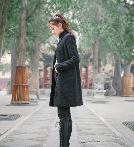 关晓彤将麻布衣穿火了搭配过膝长靴意外的好看