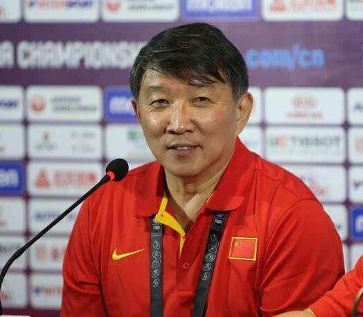 看宫鲁鸣的两任妻子,一个是美女运动员,一个是富商