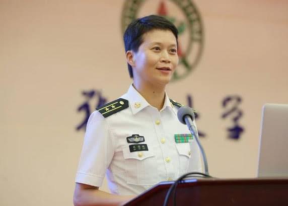 她曾经是辽宁舰女军官如今是我国海军第一位女副舰长