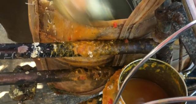 1元的印度小吃看起来很美味,当看到一桶绿酱时,马上没胃口了