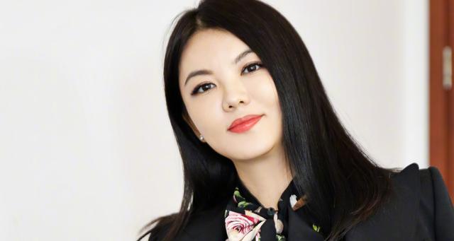 李湘黑旗袍搭配珍珠链墨镜,被赞女王气势十足