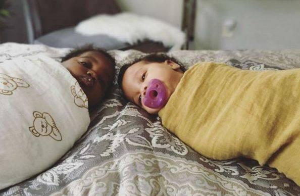 要是不说这是双胞胎,还真没人相信!