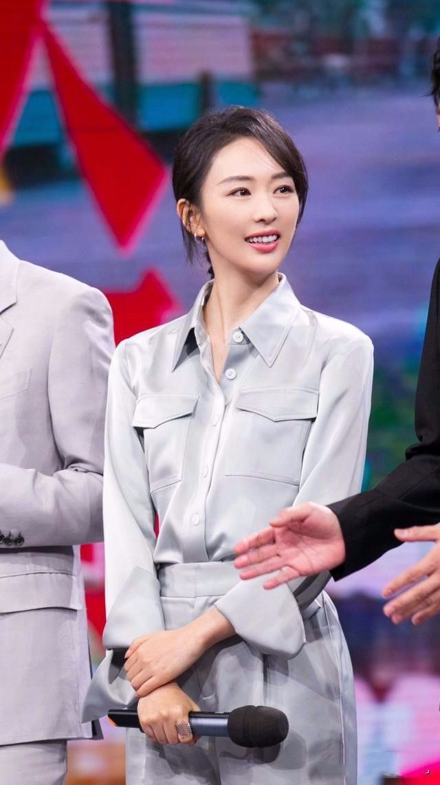 童瑶火起来不靠脸?普通衣穿出高级感,气质才是王道