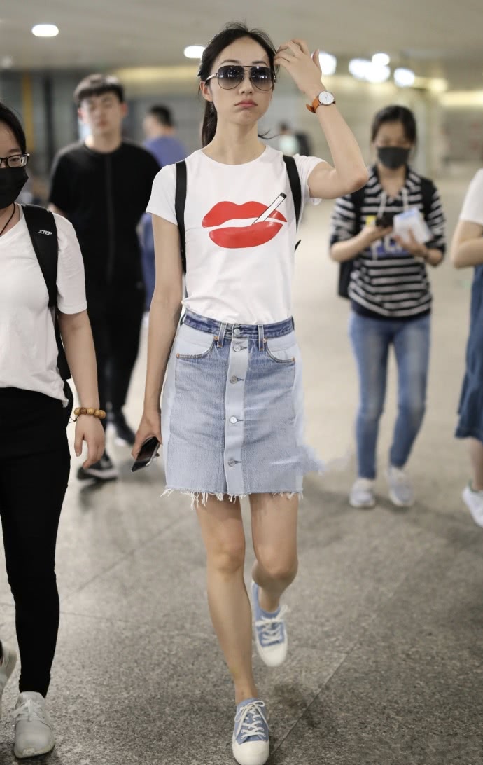 韩雪硬穿这么窄的超短裙,终于知道苗条的重要性了!