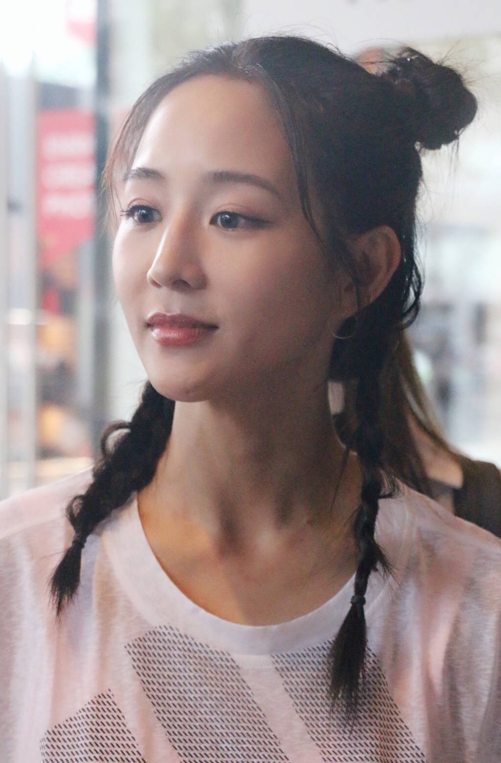 张钧甯亮麻花辫丸子头可爱到刷出新高度,网友:人群中最闪亮的星