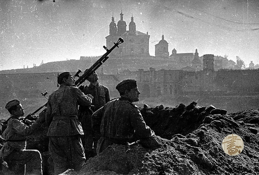 苏德战争老照片:惨烈无比的战争下,苏军给德军战俘发香烟