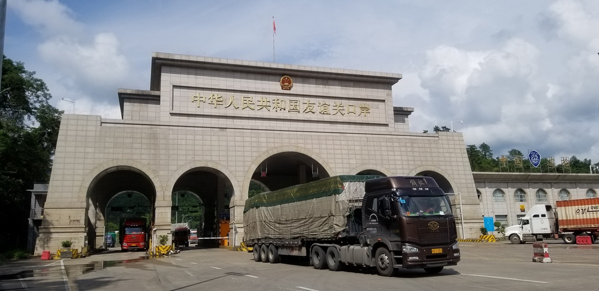 友谊关口岸实施无周末通关制4个月出入境车辆达1034万辆次