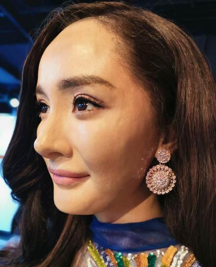 杨幂的蜡像很吓人!双下巴痘坑凸显发际线后移!她看了都想打人!
