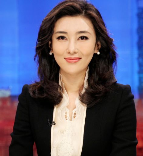 李红是央视中文国际频道的主持人,清新脱俗的气质以及落落大方的主持