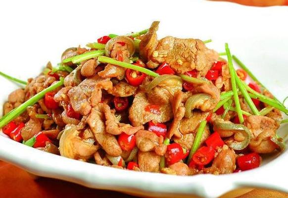 野山椒炒牛肉加入了辣感强劲的野山椒牛肉鲜香美味非常下饭