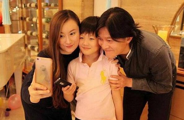 杨志刚住的豪宅客厅有个很大的落地窗一家人住一起好幸福