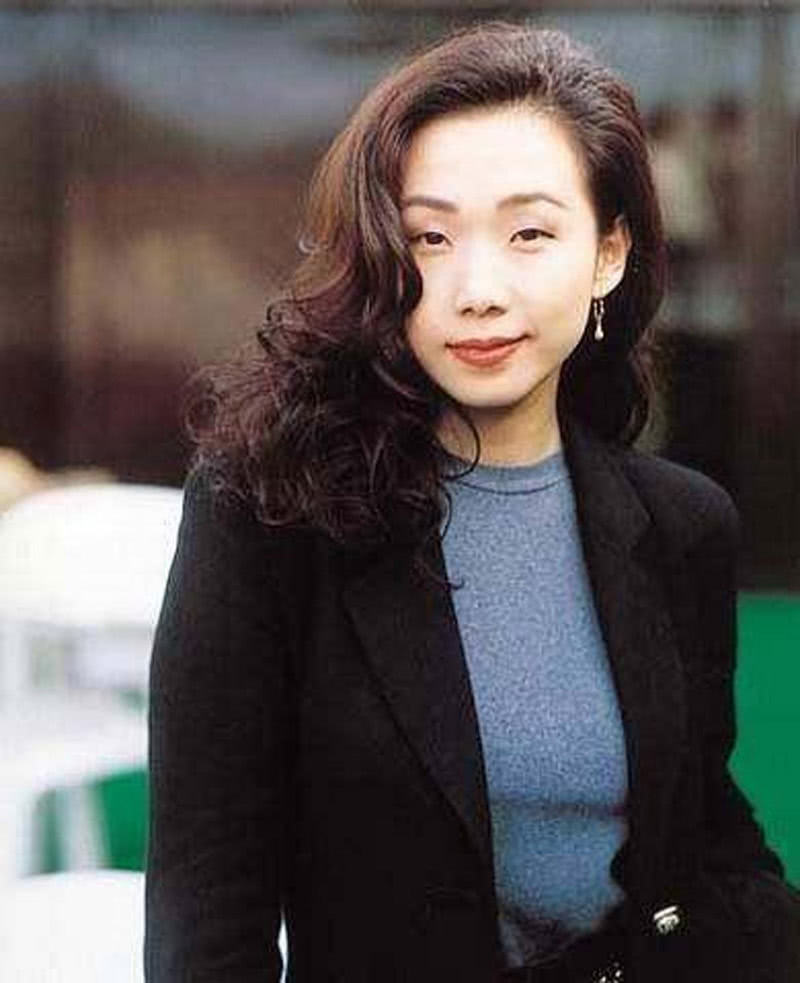 52岁林忆莲和小11岁男友逛街,满脸胡子,看着有前夫的影子