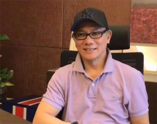 看看这就是在《双世宠妃》元德导演的当众性感热舞的模样.