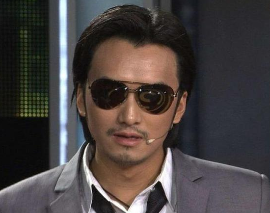 他曾经是快递小哥,因痴迷谢霆锋而整容,如今成千万富豪|谢霆锋|易波