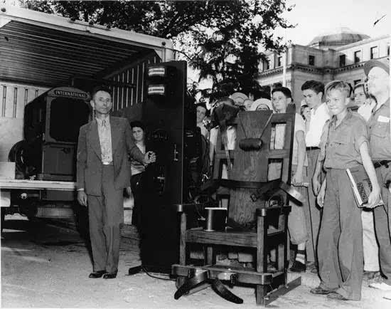 美国电椅死刑有多惨无人道?所用电压比烤肉器还高,令人胆寒|死刑|电椅|死囚_新浪新闻