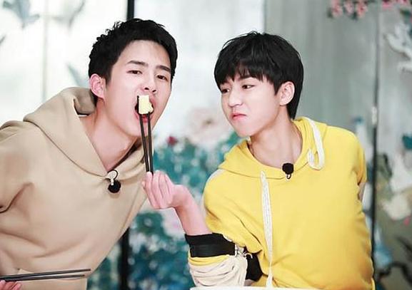 这是什么神仙画面吴磊王俊凯刘昊然首次同框三人台下笑作一团