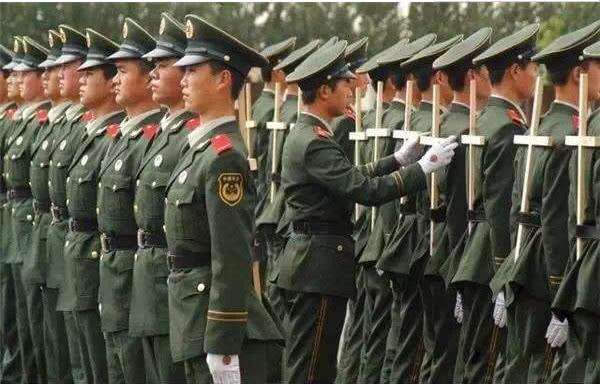 新兵: 军姿是最舒服的! 老兵: 下连队, 让你蹲姿一小时!|新兵|军姿|连队_新浪新闻
