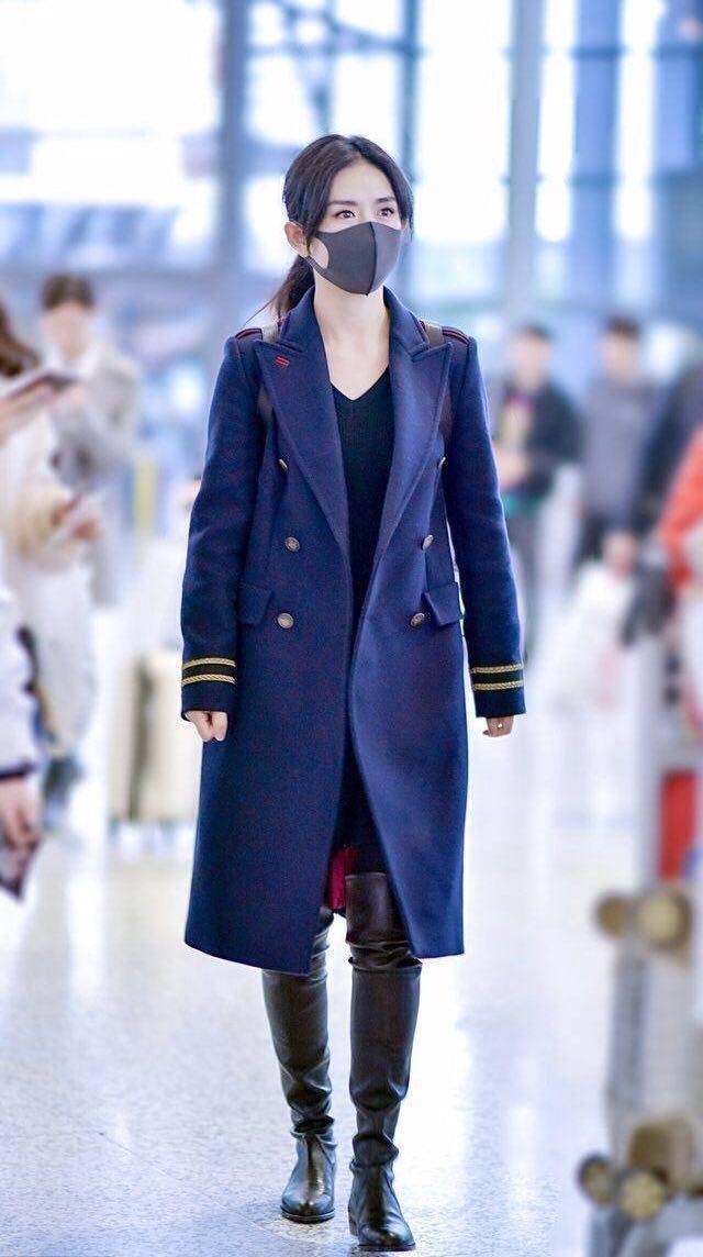 谢娜真节俭,穿2年前旧衣亮相机场,张杰真是捡到宝了