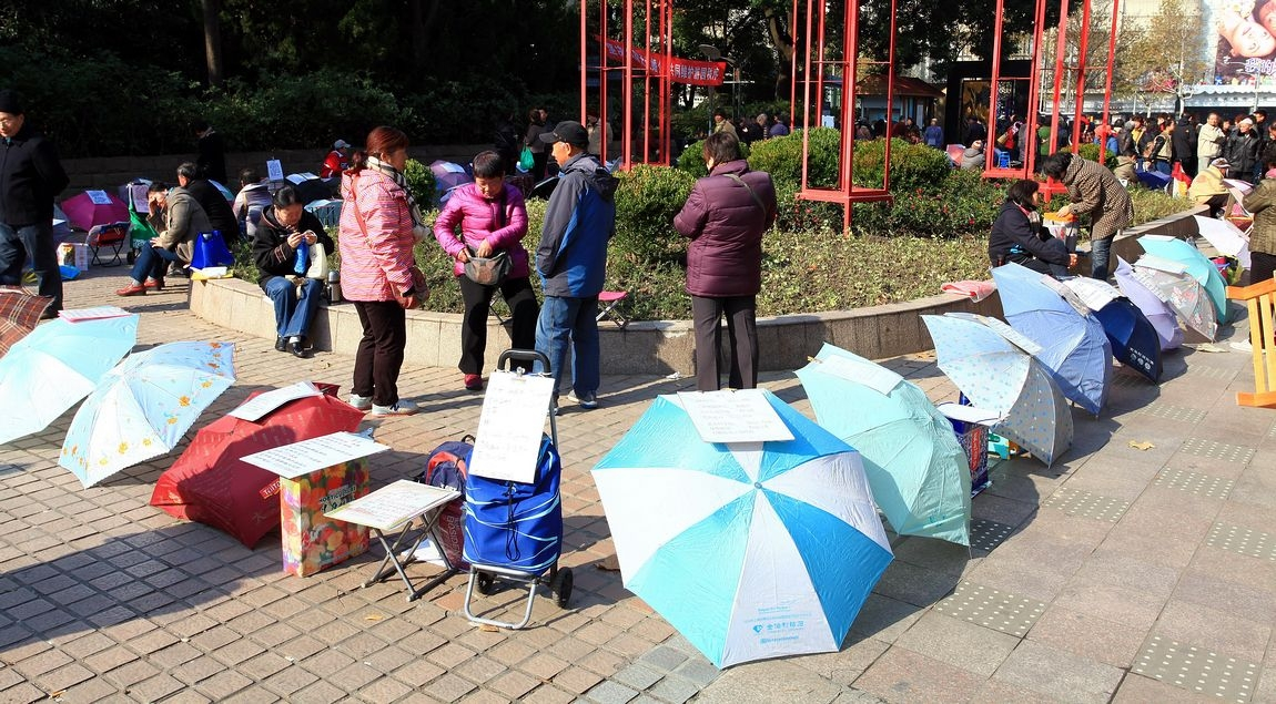 公园相亲:像一个露天的动物交易市场,明码标价的婚姻可靠吗