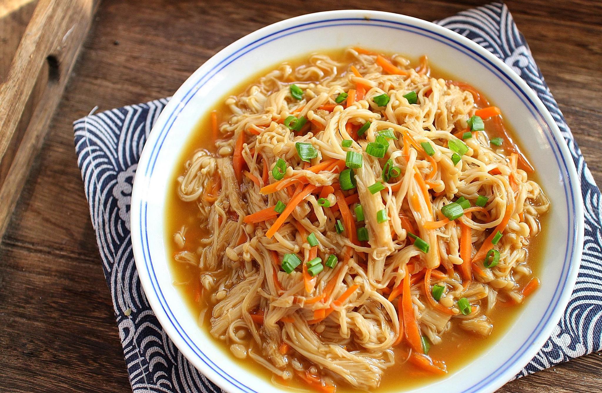 我只爱用它炒着吃,所以今天我决定把我家的素炒金针菇做法分享给大家