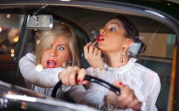 油门当刹车,暴力倒车,女司机到底怎么做,才不会被嘲笑?