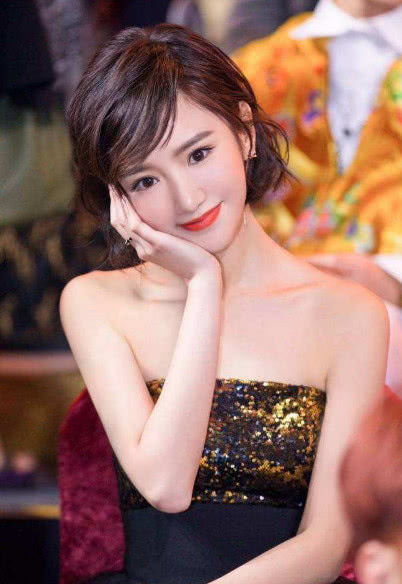 她1岁被父亲嫌弃丢进垃圾桶,如今走红父亲厚着脸要五千万赡养费