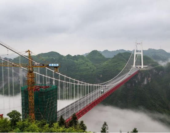 湖南的这座悬索大桥,全长1073米,曾创下了四项"世界第一"