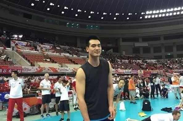 龚翔宇将铜牌塞给最帅陪练 腼腆李童笑容灿烂