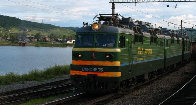 大量武装多处袭击,军火列车难以幸免