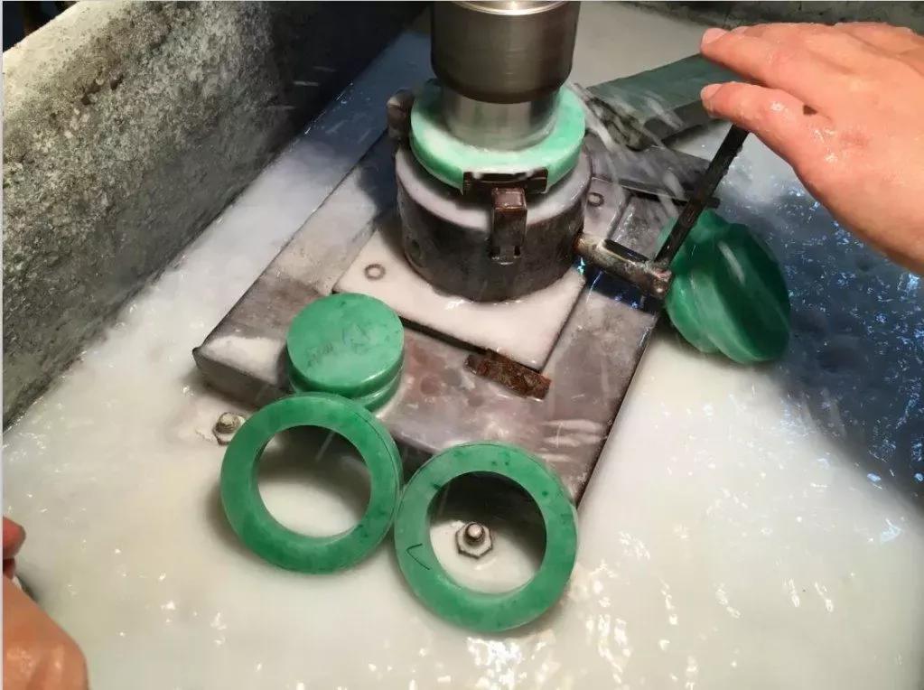 25万的格应角翡翠原石与帝王绿擦肩而过绿的货主哭笑不得