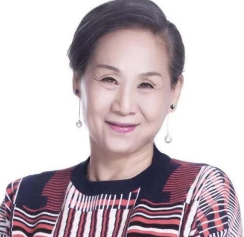 说到韦青,不知道大家认不认识,她在吴京的电影《战狼2》中有出演一个