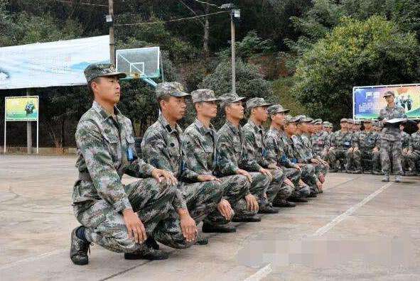 老兵: 下连队, 让你蹲姿一小时!