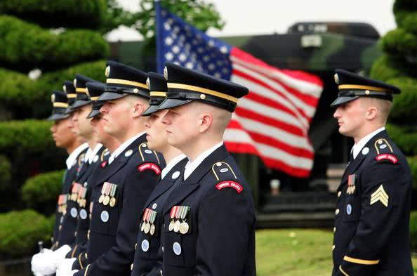 为何美国总统竞选时从不拉拢军人?没想到完全用不上,这才是精髓