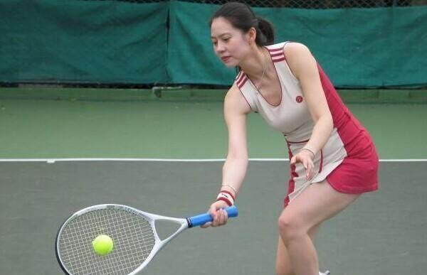 55岁胡娜现状曾有望媲美李娜却选择叛变今风韵犹存但依然单身