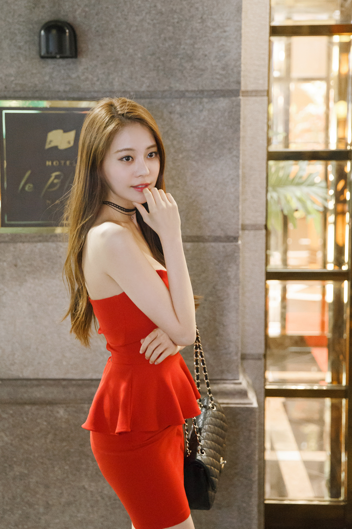 总是这般勾起我们的心中向往,这还是一个套装,更加的协调魅惑了呢