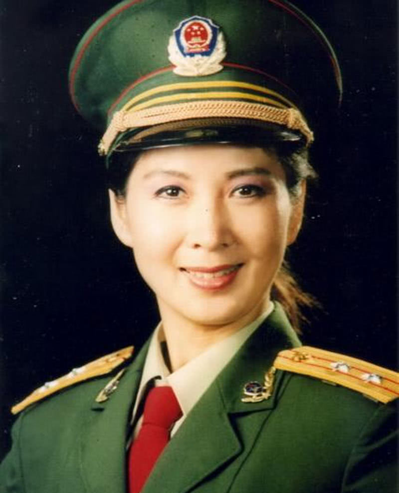 同是60多岁,吴海燕和朱琳都在自然老去,她63岁还像个少女