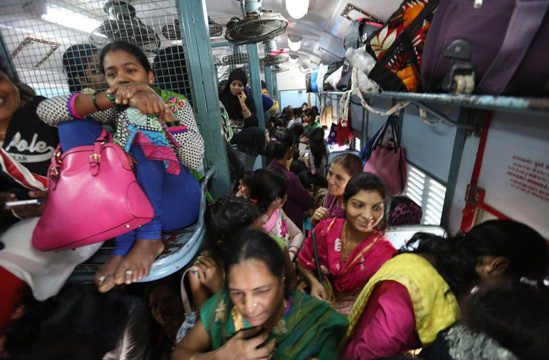 镜头下的印度火车乘客,为防止男性骚扰,专门设立女士车厢