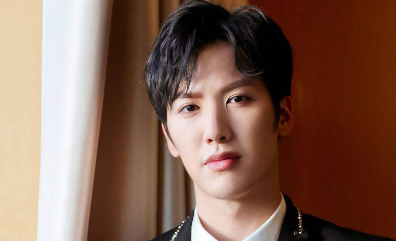 然而我们今天要说的这位男演员,却是嘉行四傻外的第五傻,杨幂每部戏都