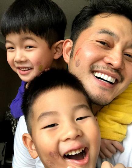 沙溢晒小儿子成长史,小鱼儿越来越帅,沙溢一件衣服穿了4年?