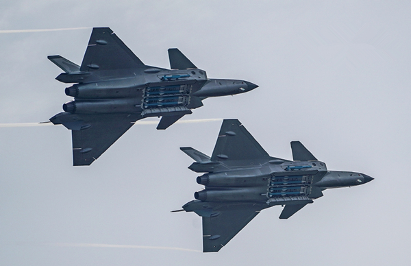 歼20实弹亮相,机腹弹舱具有几大优势,与西方五代机有何异同?