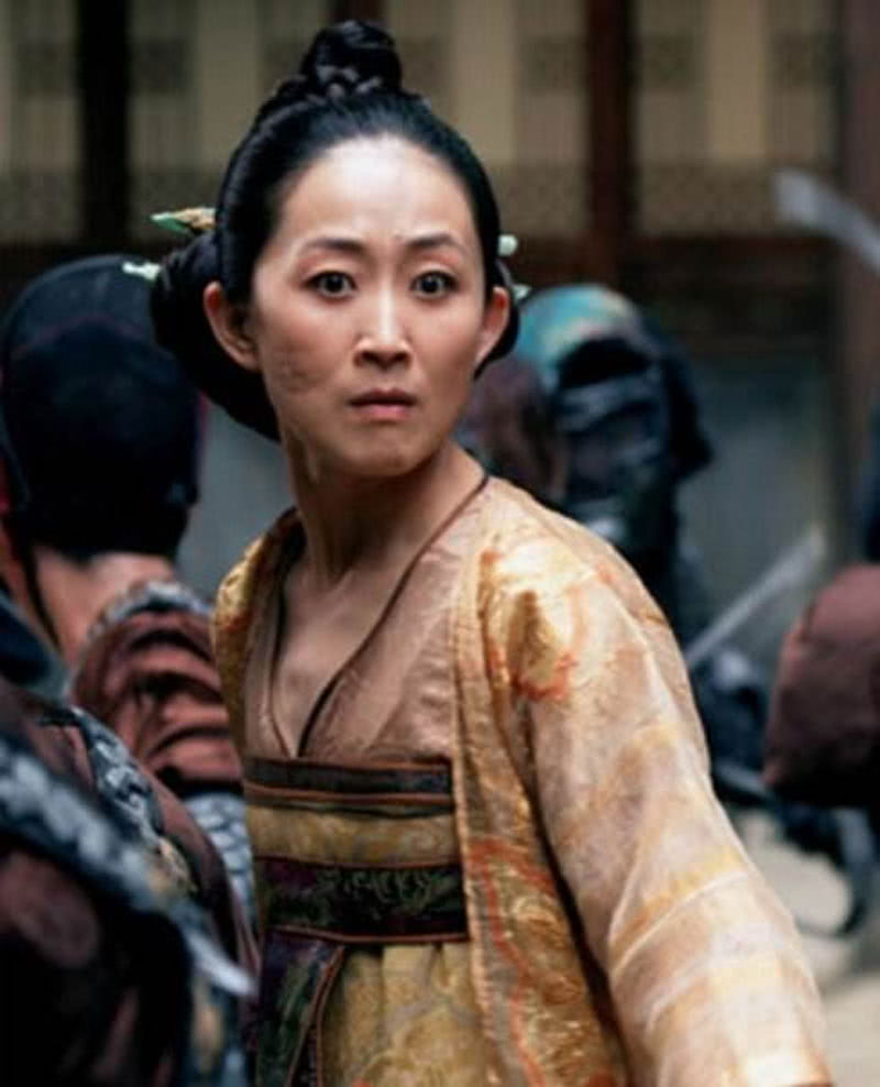 而在张艺谋执导的电影《满城尽带黄金甲》里面,扮演李曼母亲的女演员