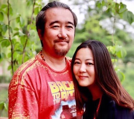 不过对于帅气的老公,王茜华也有一个小烦恼:丈夫太招人.