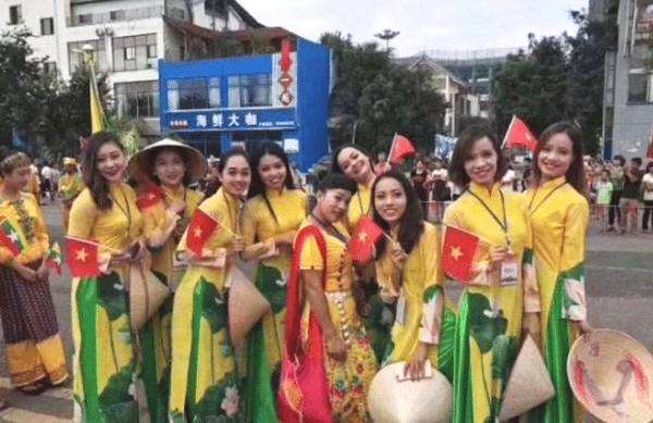 缅甸美女来中国游玩，待一段时间后，直言：中国太好，不想回国
