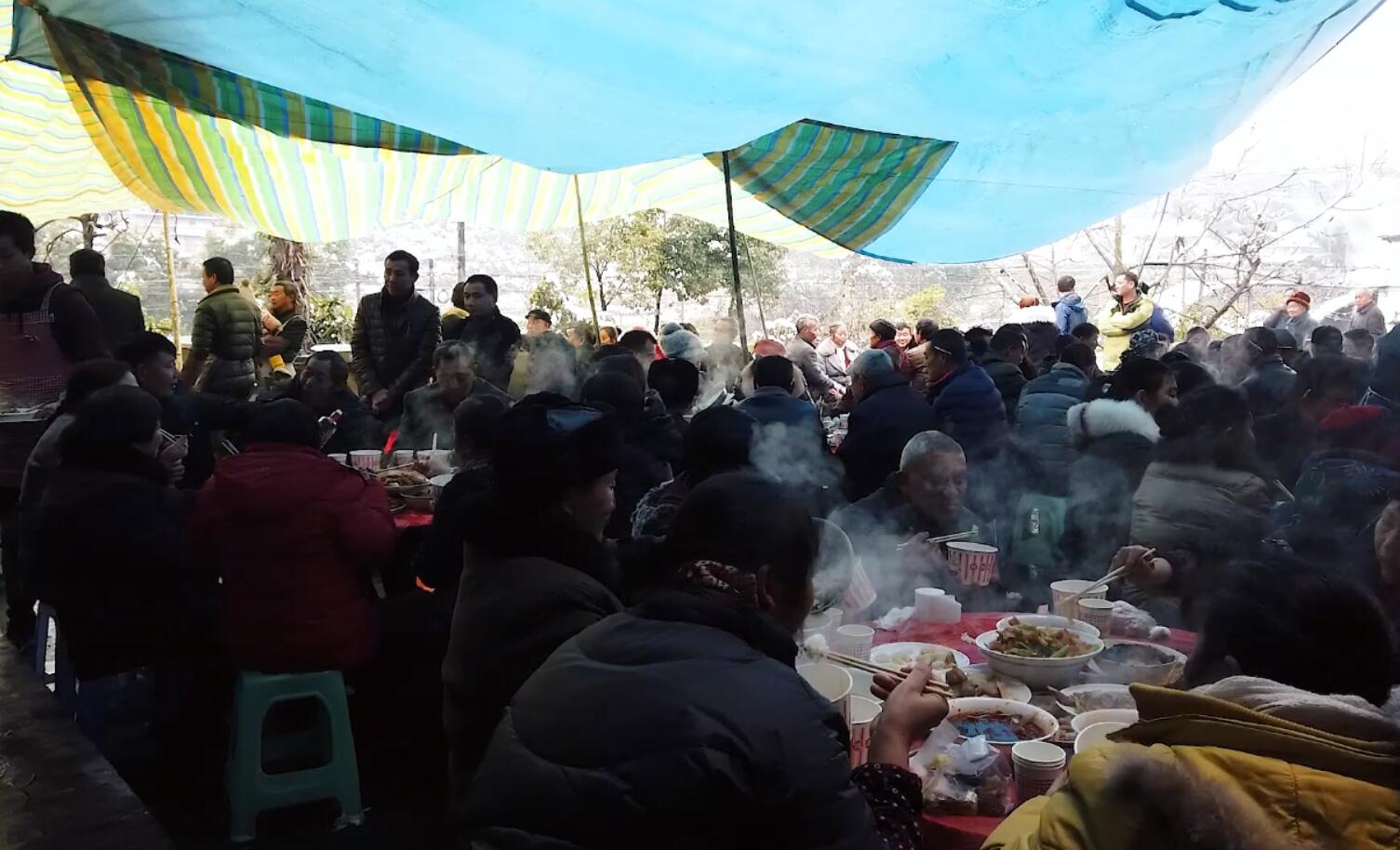 四川农村里的坝坝宴,一家过摆宴全村人都来吃,又