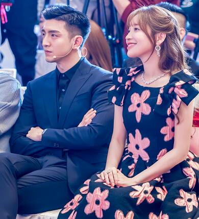 金莎发文的同时也晒出了自己合金瀚的合照,看惯了电视剧里,金瀚那种