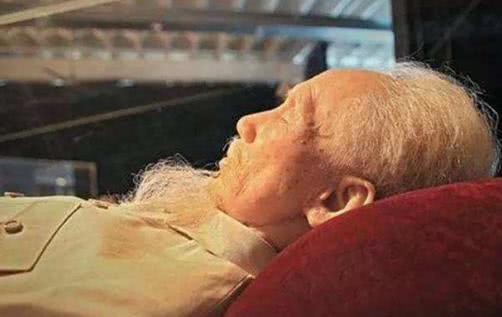 仿照列宁墓为他建造陵墓胡志明的尸体由苏联专家进行了防腐处理