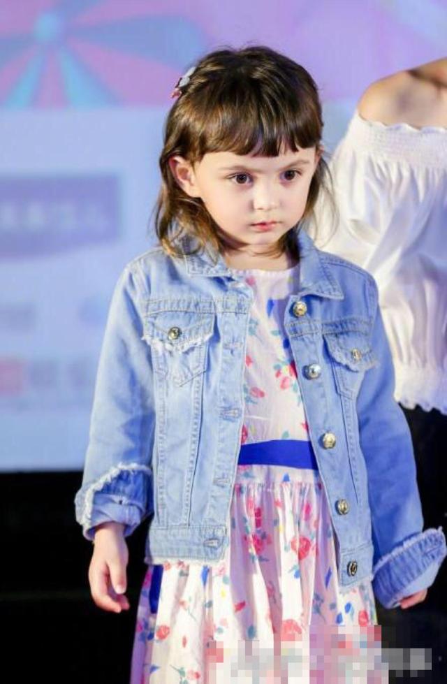 马雅舒混血女儿米雅长大了,五官越来越标致,就像一只芭比娃娃
