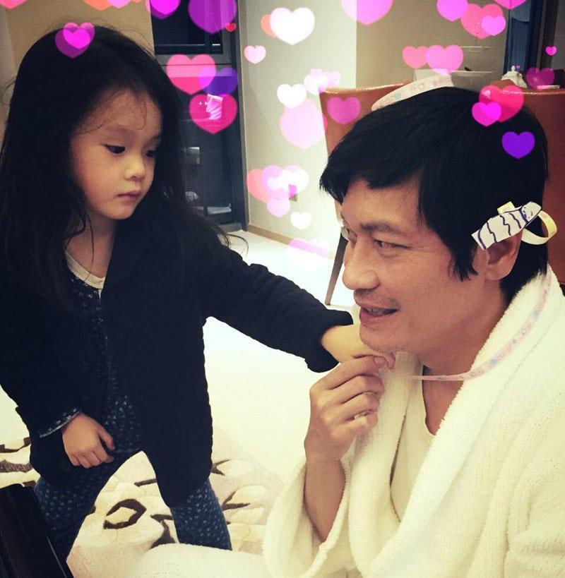 18岁认识罗嘉良, 38岁嫁给她, 48岁离婚, 如今58岁过这样